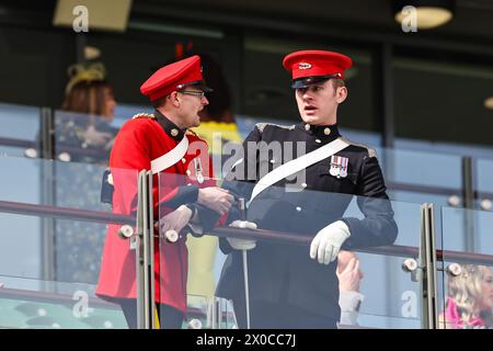 Racegoers durante il Randox Grand National 2024 Opening Day presso l'Aintree Racecourse, Liverpool, Regno Unito, 11 aprile 2024 (foto di Mark Cosgrove/News Images) in , il 4/11/2024. (Foto di Mark Cosgrove/News Images/Sipa USA) Foto Stock