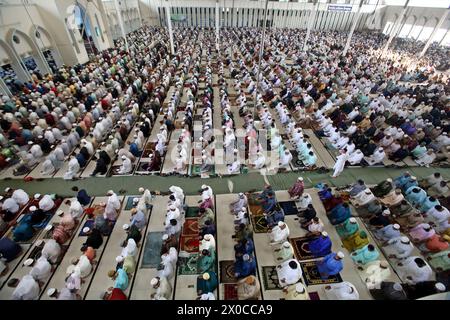 Dhaka, Wari, Bangladesh. 11 aprile 2024. I devoti musulmani offrono le preghiere di Eid al-Fitr, che segna la fine del santo mese di digiuno del Ramadan, a Dacca, Bangladesh. I musulmani di tutto il mondo celebrano Eid al-Fitr, un festival di due o tre giorni alla fine del mese sacro di digiuno musulmano del Ramadan. È una delle due principali festività dell'Islam. Durante Eid al-Fitr, molte persone viaggiano per visitare parenti e persone care, e i bambini ricevono vestiti nuovi e denaro da spendere in occasione dell'evento. (Credit Image: © Habibur Rahman/ZUMA Press Wire) SOLO PER USO EDITORIALE! Non per USO commerciale! Foto Stock