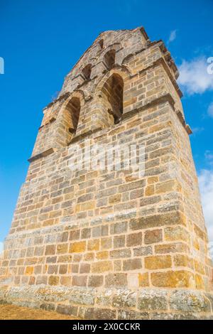 Campanile della chiesa grotta. Santa Maria de Valverde, Cantabria, Spagna. Foto Stock