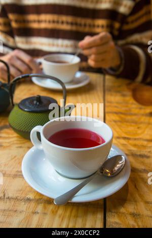 Tazza di tè di frutti di bosco. Foto Stock