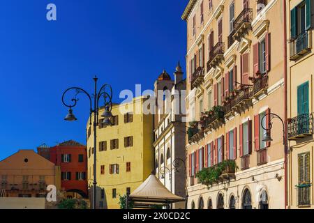 La facciata di edifici storici e colorati di Cagliari con persiane in legno nell'area di osservazione del Bastione di Santa Croce, in Sardegna, Italia. Foto Stock