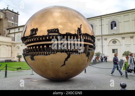 ROMA, VATICANO - MARTH 9, 2023: Si tratta di una moderna scultura girevole sfera dentro una sfera (autore A. Pomodoro) esposta ai visitatori del cortile Foto Stock