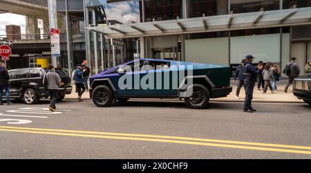 Gli appassionati del settore automobilistico ogleTesla Cybertrucks in mostra fuori dallo showroom Tesla nel quartiere Meatpacking di New York sabato 6 aprile 2024. (© Richard B. Levine) Foto Stock