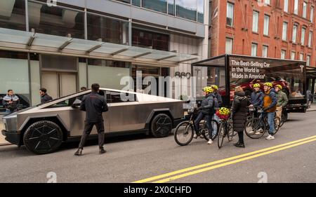 Gli appassionati del settore automobilistico ogleTesla Cybertrucks in mostra fuori dallo showroom Tesla nel quartiere Meatpacking di New York sabato 6 aprile 2024. (© Richard B. Levine) Foto Stock