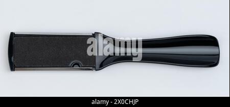 Pennello per pedicure per una vista ravvicinata dei piedi isolato su sfondo bianco studio Foto Stock