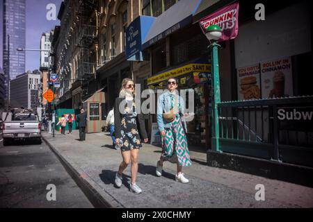 Le persone a Lower Manhattan New York approfittano del caldo clima primaverile martedì 9 aprile 2024. (© Richard B. Levine) Foto Stock