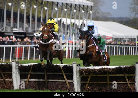 Liverpool, Regno Unito, 11 aprile 2024. Sir Gino (cappello giallo), guidato da Nico de Boinville atterra all'ultimo ostacolo davanti a Kargese, guidato da Paul Townend, prima di vincere la Boodles Anniversary 4-Y-o Juvenile Hurdle Race 14,30. REGNO UNITO. Foto: Paul Blake/Alamy Sports News Foto Stock