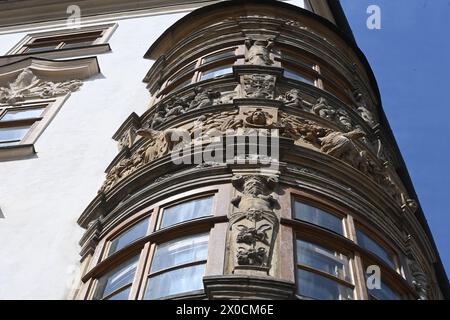 Olomouc, Repubblica Ceca. 11 aprile 2024. Palazzo Hauenschild (casa di Hauenschild) in cui nel 1767 il musicista di Salisburgo Leopold Mozart soggiornò con sua moglie Maria Anna e i loro figli Nannerl e Wolfgang Amadeus prima della ricostruzione a Olomouc, Repubblica Ceca, 11 aprile 2024. Finestre panoramiche. Crediti: Ludek Perina/CTK Photo/Alamy Live News Foto Stock