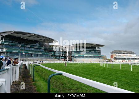 11 aprile 2024; Aintree Racecourse, Aintree, Merseyside, Inghilterra: 2024 Grand National Festival Day 1; Una vista generale dell'ippodromo Aintree si erge davanti ai cancelli aperti ai Racegoers Foto Stock