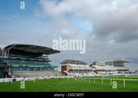 11 aprile 2024; Aintree Racecourse, Aintree, Merseyside, Inghilterra: 2024 Grand National Festival Day 1; Una vista generale dell'ippodromo Aintree si erge davanti ai cancelli aperti ai Racegoers Foto Stock