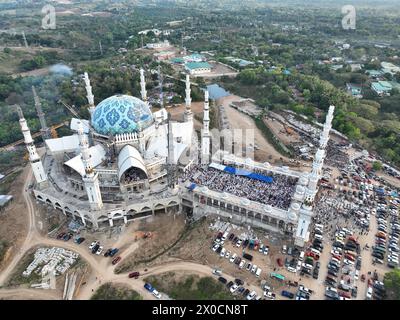 Zamboanga City, penisola di Zamboanga, Filippine. 10 aprile 2024. Migliaia di musulmani che vivono a Zamboanga frequentano Eid Salah alla grande Moschea di Sadik. La costruzione della grande Moschea di Sadik è in corso e, una volta completato, il complesso di 50 ettari sarà la più grande moschea delle Filippine. (Credit Image: © Sherbien Dacalanio/Pacific Press via ZUMA Press Wire) SOLO PER USO EDITORIALE! Non per USO commerciale! Foto Stock