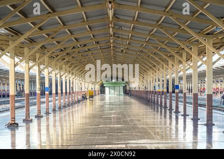 Stazione ferroviaria vuota senza passeggeri e treno. Foto Stock