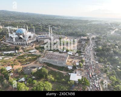 Zamboanga City, penisola di Zamboanga, Filippine. 10 aprile 2024. Migliaia di musulmani che vivono a Zamboanga frequentano Eid Salah alla grande Moschea di Sadik. La costruzione della grande Moschea di Sadik è in corso e, una volta completato, il complesso di 50 ettari sarà la più grande moschea delle Filippine. (Credit Image: © Sherbien Dacalanio/Pacific Press via ZUMA Press Wire) SOLO PER USO EDITORIALE! Non per USO commerciale! Foto Stock