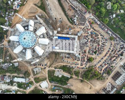 Zamboanga City, penisola di Zamboanga, Filippine. 10 aprile 2024. Migliaia di musulmani che vivono a Zamboanga frequentano Eid Salah alla grande Moschea di Sadik. La costruzione della grande Moschea di Sadik è in corso e, una volta completato, il complesso di 50 ettari sarà la più grande moschea delle Filippine. (Credit Image: © Sherbien Dacalanio/Pacific Press via ZUMA Press Wire) SOLO PER USO EDITORIALE! Non per USO commerciale! Foto Stock