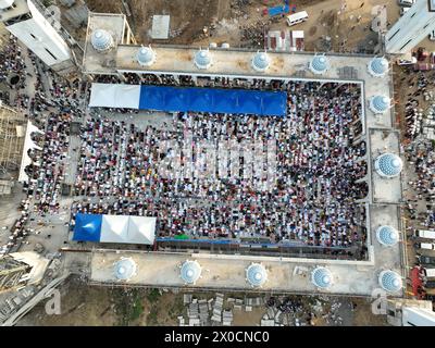 Zamboanga City, penisola di Zamboanga, Filippine. 10 aprile 2024. Migliaia di musulmani che vivono a Zamboanga frequentano Eid Salah alla grande Moschea di Sadik. La costruzione della grande Moschea di Sadik è in corso e, una volta completato, il complesso di 50 ettari sarà la più grande moschea delle Filippine. (Credit Image: © Sherbien Dacalanio/Pacific Press via ZUMA Press Wire) SOLO PER USO EDITORIALE! Non per USO commerciale! Foto Stock