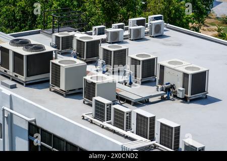 Le unità esterne degli impianti commerciali di climatizzazione e ventilazione sono installate sul tetto di un edificio industriale Foto Stock