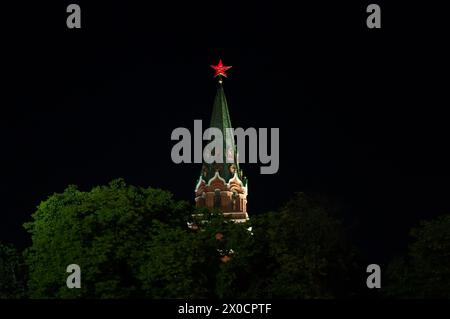 Mosca, Russia - 27 maggio 2012: La guglia del Cremlino perfora la notte, coronata dall'iconica stella rossa, un faro di storia e cultura nello skyli di Mosca Foto Stock