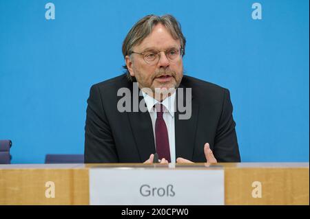 Michael Gross, Vorsitzender des Praesidiums des AWO-Bundesverbands foto vom 11.04.2024 bei einer Bundespressekonferenz a Berlino am 11.04.2024 zum Thema Kuerzungen abwenden, Zukunftsinvestitionen sicherstellen: Fuer einen Kurswechsel in der Finanz- und Haushaltspolitik . Siehe epd-Meldung vom 11.04.2024 SOLO PER USO EDITORIALE *** Michael Gross, presidente del Consiglio di amministrazione dell'Associazione federale dell'AWO foto dell'11 04 2024 in occasione di una conferenza stampa federale tenutasi a Berlino l'11 04 2024 sul tema di evitare tagli, garantire investimenti futuri per un cambiamento di rotta nella politica finanziaria e di bilancio Foto Stock