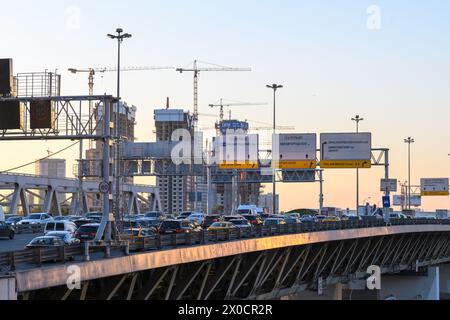 Mosca, Russia - 31 agosto 2017: Una vista dinamica di un paesaggio urbano in fase di trasformazione, dove il traffico intenso dell'autostrada incontra la serena eleganza Foto Stock