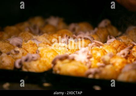 Autentiche palle Takoyaki da Osaka. Il Takoyaki è un alimento giapponese a base di farina di grano e polpo. Foto Stock