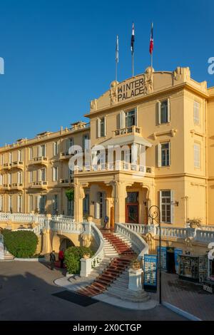 Il famoso hotel Winter Palace, sulle rive del Nilo a Luxor, in Egitto Foto Stock