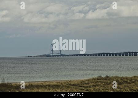 Vista lontana dei ponti occidentali e orientali del Great Belt Bridge Danimarca, aprile 2024 Foto Stock