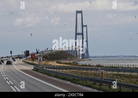 Avvicinamento al ponte sospeso orientale del grande Belt Bridge Danimarca aprile 2024 Foto Stock