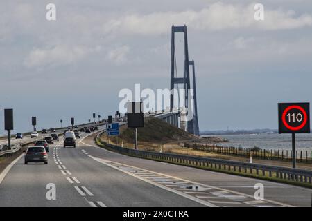 Avvicinamento al ponte sospeso orientale del grande Belt Bridge Danimarca aprile 2024 Foto Stock