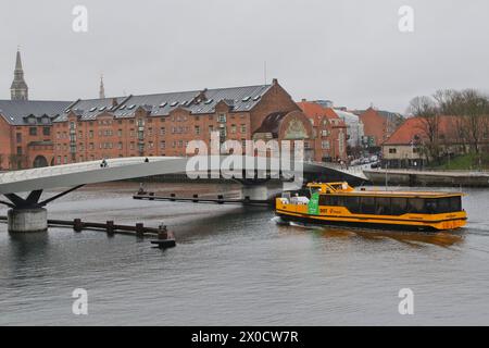 Autobus Yellow Boat che passa sotto il ponte Lille Langebro Copenaghen Danimarca, aprile 2024 Foto Stock