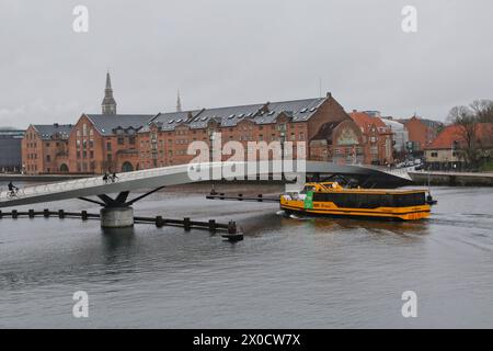 Autobus Yellow Boat che passa sotto il ponte Lille Langebro Copenaghen Danimarca, aprile 2024 Foto Stock