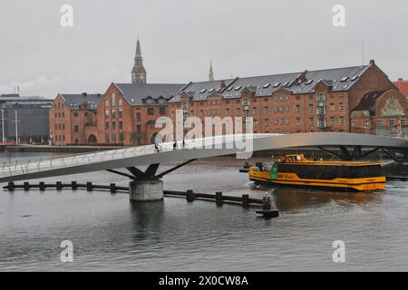 Autobus Yellow Boat che passa sotto il ponte Lille Langebro Copenaghen Danimarca, aprile 2024 Foto Stock