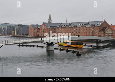 Autobus Yellow Boat che passa sotto il ponte Lille Langebro Copenaghen Danimarca, aprile 2024 Foto Stock