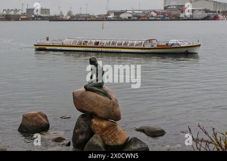 Tour dei canali di Copenaghen e statua della sirena Copenaghen, Danimarca, aprile 2024 Foto Stock