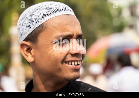 GUWAHATI, INDIA - 11 APRILE: Muslim arriva per eseguire la preghiera di Eid al-Fitr a Eidgah a Guwahati, India, l'11 aprile 2024. I musulmani di tutto il mondo celebrano la festa di Eid al-Fitr, che segna la fine del mese di digiuno del Ramadan Foto Stock