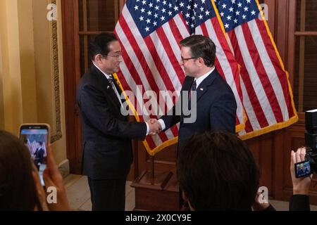 Washington, Stati Uniti. 11 aprile 2024. Il presidente della camera dei rappresentanti degli Stati Uniti Mike Johnson (Repubblicano della Louisiana), a destra, saluta il primo ministro giapponese Fumio Kishida al Campidoglio degli Stati Uniti a Washington, DC, giovedì 11 aprile 2024. Credito: Rod Lamkey/CNP credito: Abaca Press/Alamy Live News Foto Stock