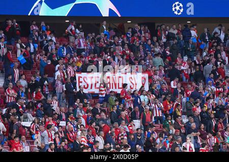 MADRID, SPAGNA - 10 APRILE: Tifosi dell'Atletico de Madrid durante la partita di andata dei quarti di finale di UEFA Champions League tra l'Atletico de Madrid e il Borussia Dortmund allo stadio Civitas Metropolitano il 10 aprile 2024 a Madrid, Spagna. (Foto di Jose Torres/Photo Players Images) Foto Stock