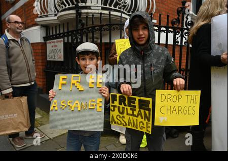 Ambasciata londinese dell'Ecuador, Londra, Regno Unito. 11 aprile 2024. La vergogna dell'attivista nei confronti dell'Ambasciata dell'Ecuador ha permesso alla polizia britannica di entrare nel suo territorio sovrano e rapire il suo cittadino, Julian Assange. Julian Assange, il fondatore di WikiLeaks, ha chiesto asilo all'ambasciata dell'Ecuador per sette anni, promettendo che i suoi diritti umani sono protetti. Sfortunatamente, un nuovo ambasciatore dell'Ecuador ha venduto Julian Assange per accettare un prestito di 4,2 miliardi di dollari dal FMI, che è una trappola per schiavi. Il risultato del prestito ricevuto dall'Ecuador rende l'Ecuador più povero e in povertà. Credito: Vedi li/Picture Capital/Alamy Live News Foto Stock