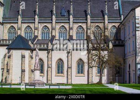 Vista della parete laterale di un'antica abbazia in Europa. Foto Stock