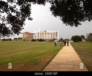 Il grande tempio dorico noto come Tempio e fu rieretto e si erge orgogliosamente su un'altura nel Parco Archeologico di Selinunte Foto Stock