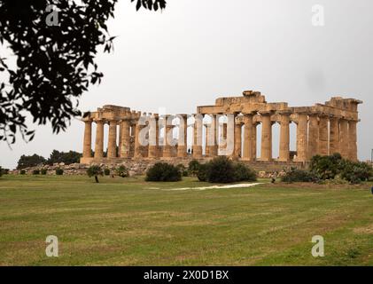 Il grande tempio dorico noto come Tempio e fu rieretto e si erge orgogliosamente su un'altura nel Parco Archeologico di Selinunte Foto Stock