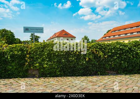 Schloss Pillnitz, Sachsen, Deutschland Wegweiser nach Schloss Pillnitz an der Elbe a Pillnitz, Dresda, Sachsen, Deutschland. Segui le indicazioni per Pillnitz Pa Foto Stock