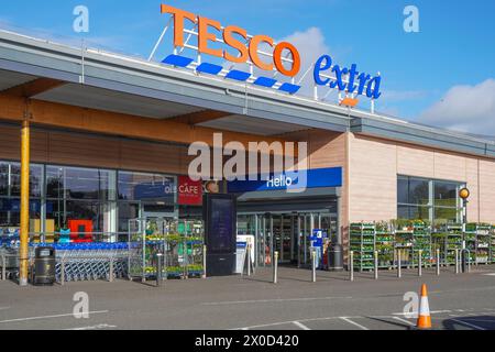 Ingresso principale al superstore Tesco Extra, Kilmarnock, Ayrshire, Scozia, Regno Unito Foto Stock