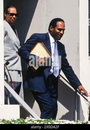 O.J. Simpson(R) lascia il tribunale di Santa Monica, California, attraverso un ingresso laterale con membri non identificati della sua squadra di difesa il 20 settembre, Foto Stock