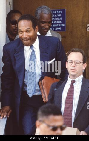 O.J. Simpson(L) lascia il tribunale di Santa Monica, California, attraverso un ingresso laterale con membri non identificati della sua squadra di difesa il 20 settembre, Foto Stock