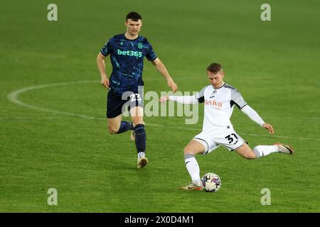 Swansea, Regno Unito. 10 aprile 2024. Ollie Cooper di Swansea City (31) in azione. Partita del campionato FL Skybet, Swansea City contro Stoke City allo Stadio Swansea.com di Swansea, Galles, mercoledì 10 aprile 2024. Questa immagine può essere utilizzata solo per scopi editoriali. Solo per uso editoriale, foto di Andrew Orchard/Andrew Orchard fotografia sportiva/Alamy Live news credito: Andrew Orchard fotografia sportiva/Alamy Live News Foto Stock