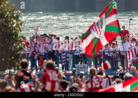 Bilbao, Spagna, 04/11/2024 Athletic Club squadra di calcio che celebra la vittoria della Coppa del Re di Spagna nell'estuario di Bilbao sulla chiatta Foto Stock