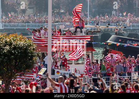 Bilbao, Spagna, 04/11/2024 Athletic Club squadra di calcio che celebra la vittoria della Coppa del Re di Spagna nell'estuario di Bilbao sulla chiatta Foto Stock