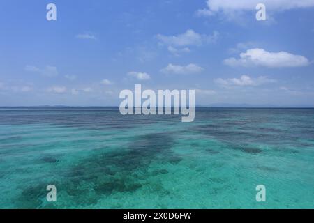 Acque cristalline all'isola di Koh Talu Bang Saphan noi Prachuap Khiri Khan, Thailandia Foto Stock