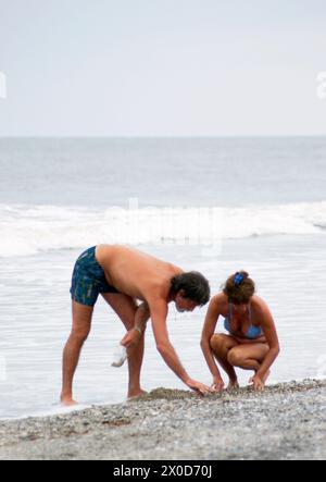 Le coppie cercano conchiglie al Myrtle Beach SC USA Foto Stock