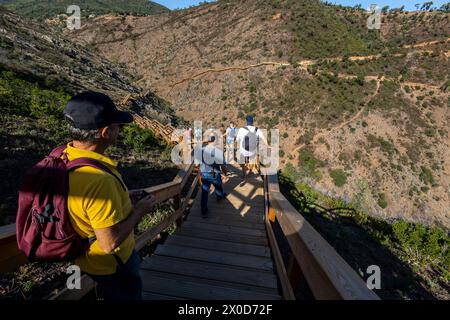 Sentiero in legno sulla montagna ideale per passeggiate nella natura, situato vicino al villaggio di Alferce, Portogallo. Foto Stock